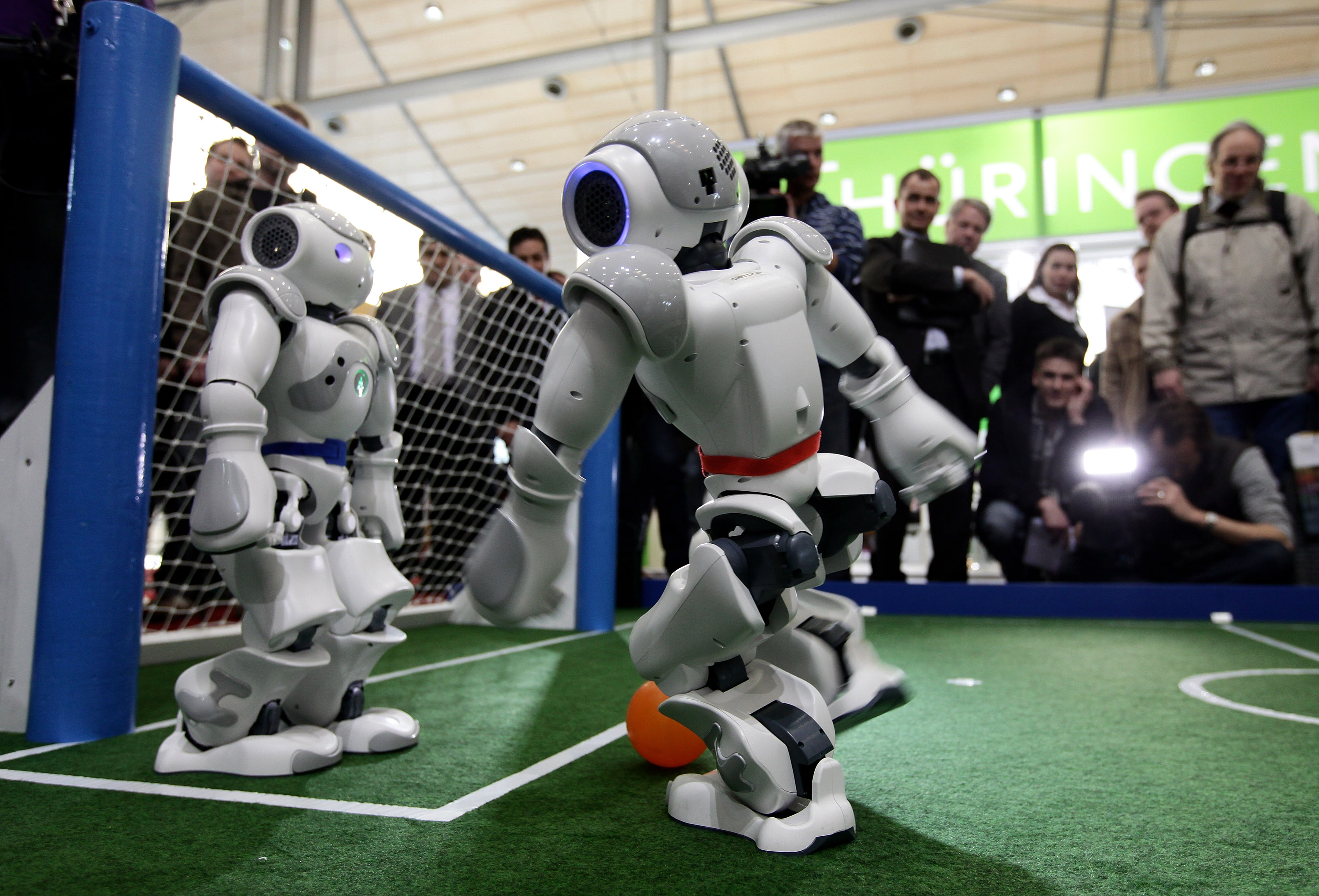 Роботы играют в футбол. Современные роботы. Роботы для развлечения. Современная робототехника. Роботы 21 века.