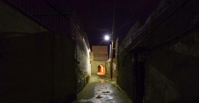 streetlight-dark-alley.jpg