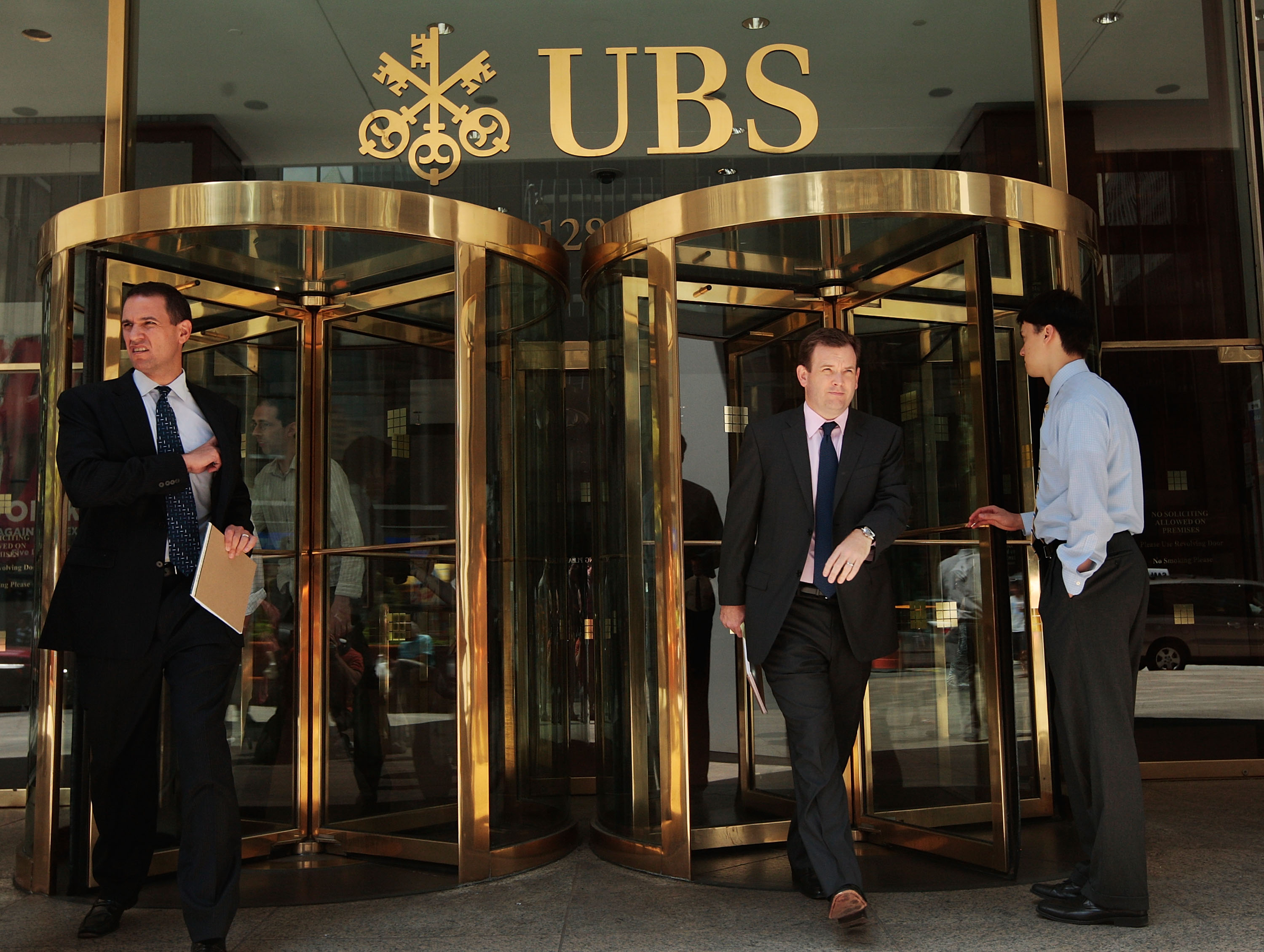 Банку ubs. Банк ЮБС Швейцария. UBS. Швейцарские банки ЮБС. Банкиры Швейцарии.